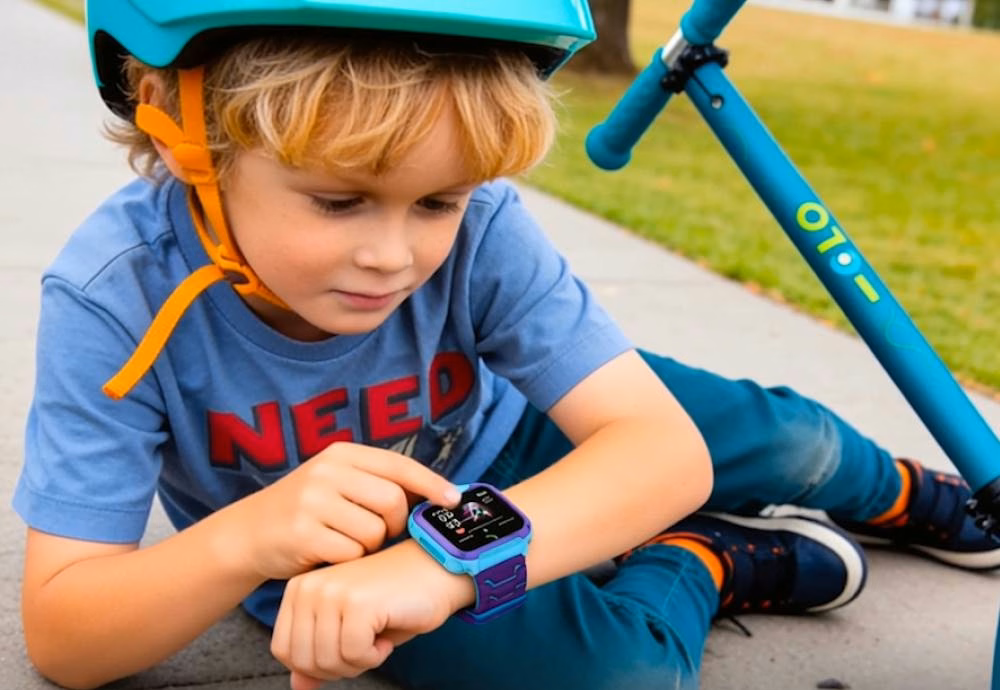 Enfant appuyant sur le bouton de sa montre après une chute