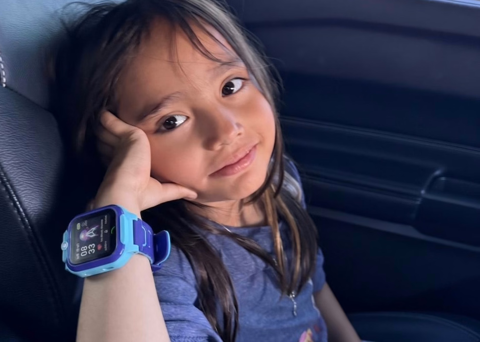 Petite fille portant sa montre CubbyWatch pendant un trajet en voiture