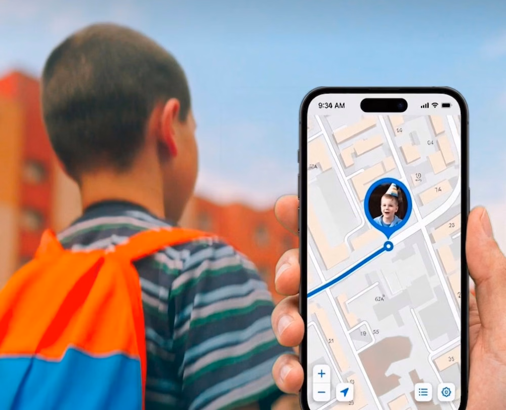 Parent consultant la position de son enfant sur une carte